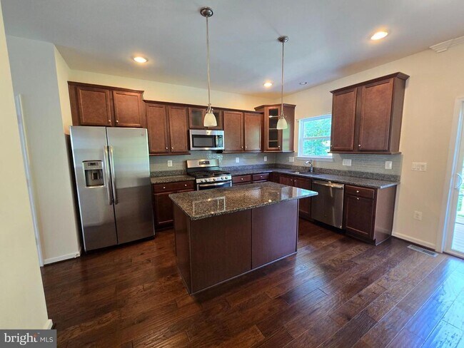 Building Photo - 320 Tree Line Dr