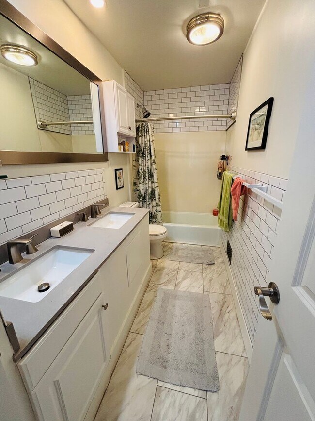 Building Photo - 2 bedroom, 2.5 bathroom brick townhouse