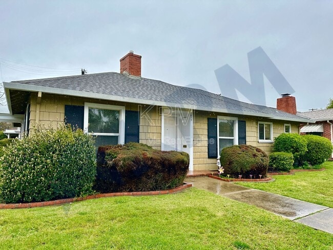 Building Photo - 875 W Alpine Ave