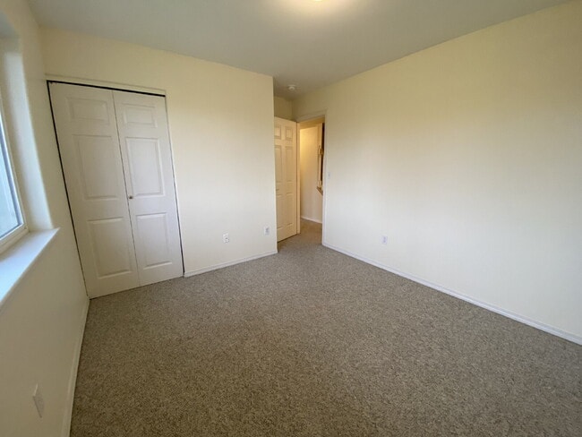 Building Photo - Spacious 4-bedroom with Panoramic Deck Nex...