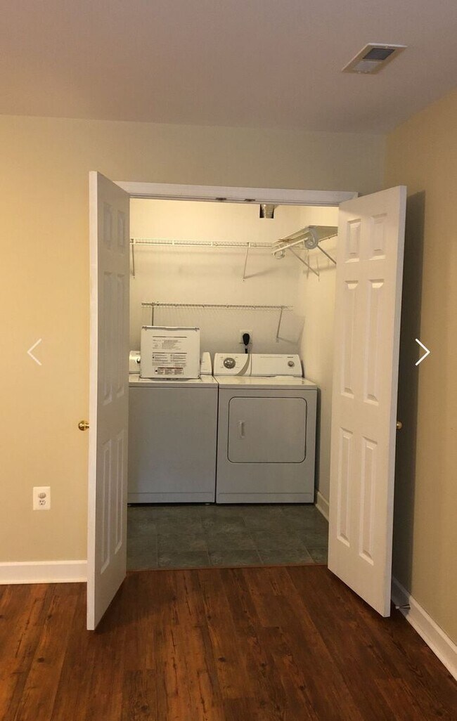 Building Photo - Nice end unit townhouse in waterfront comm...