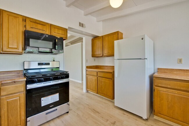 Building Photo - 3049 Harding Ave