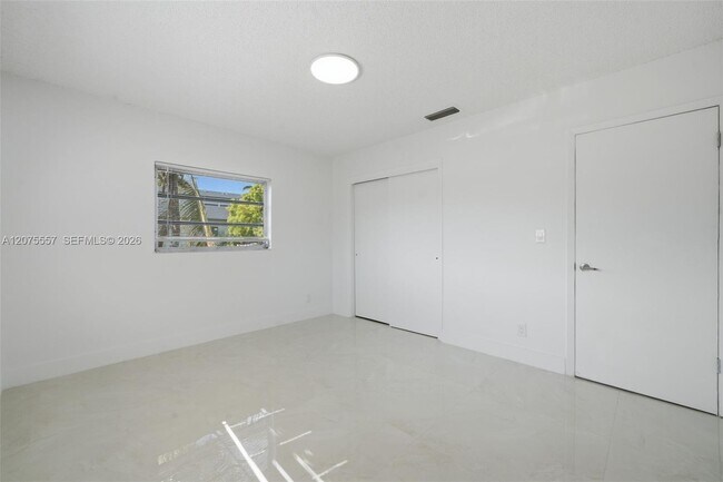 Building Photo - 11000 NW 21st Ct