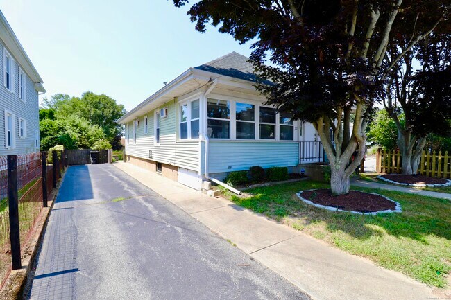 Building Photo - 32 Denison Ave