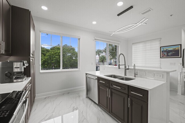 Building Photo - 616 NW 38th Cir