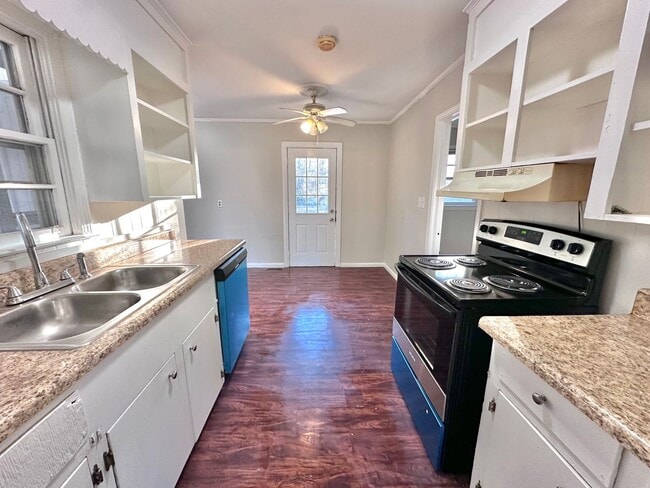 Building Photo - 3 Bedrooms, 1 Bathroom - House in West Rome!