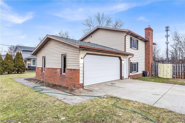 Building Photo - 17575 Howe Rd