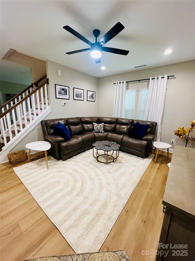 Building Photo - 571 Reid St