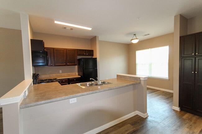 Building Photo - South Oak Apartments