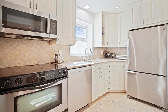 Building Photo - Furnished 2BR/2BA plus den located at Tuck...