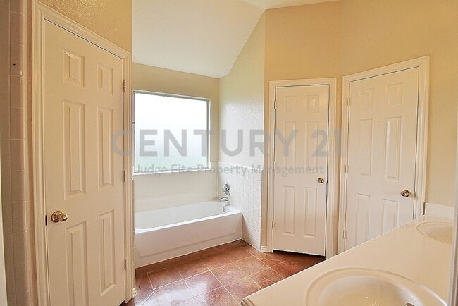 Building Photo - 302 Aspen Ct W