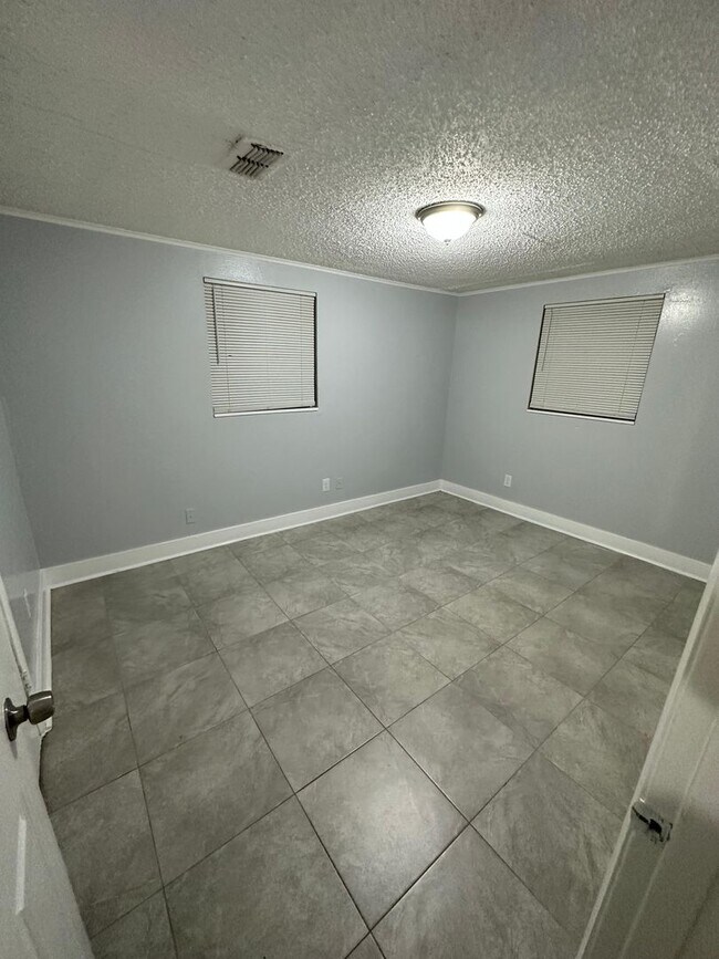 Building Photo - Fully Renovated 3/1 Single Family Available Now!