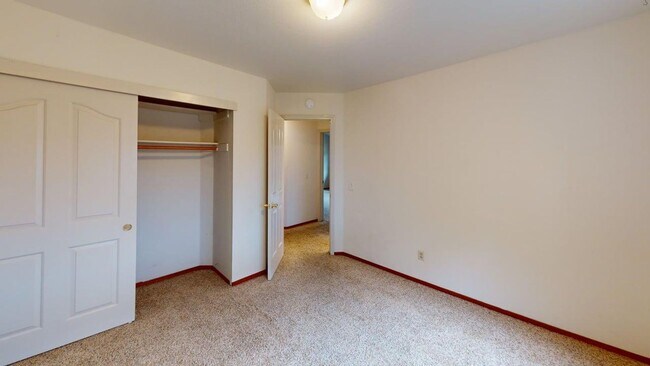 Building Photo - Well-maintained 3x2 single-family Windsor ...