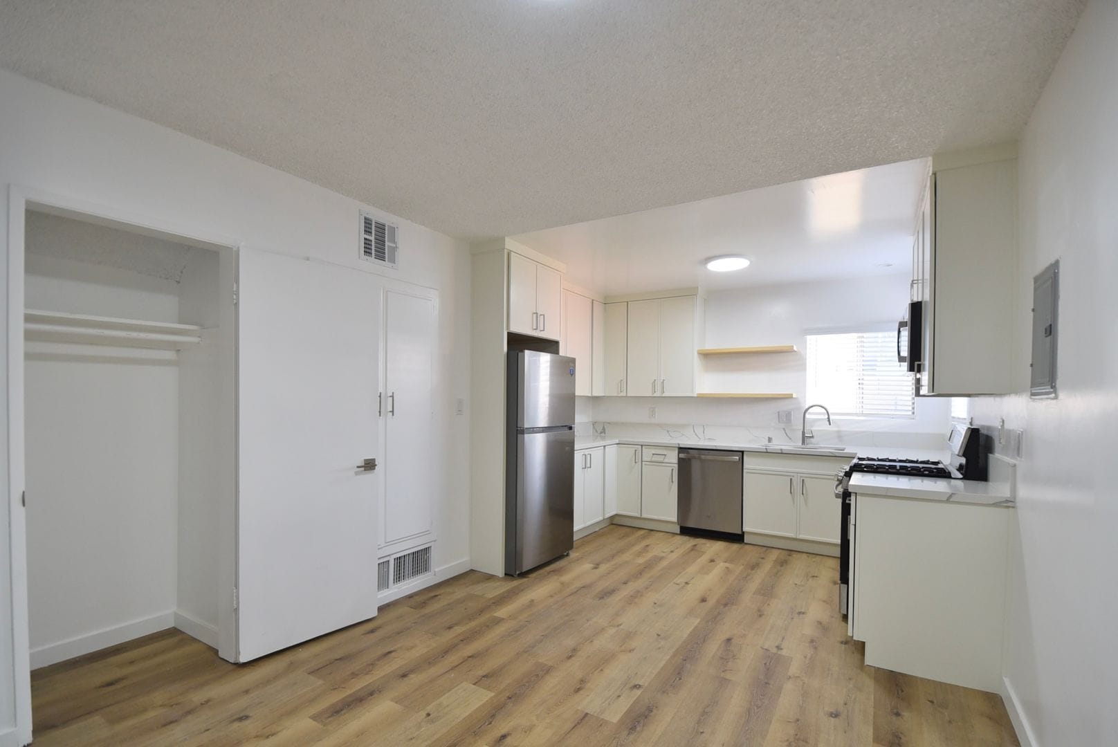 Building Photo - 10855 Morrison St