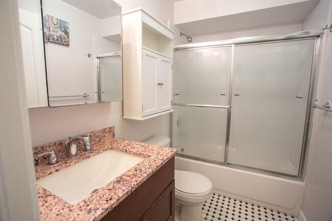 Building Photo - 171 Clifford St