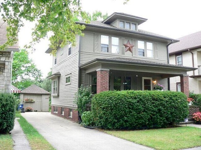 Building Photo - Immaculate 4 Bedroom Single Family with Central AC and Detached Garage, parking lane, and Large B...