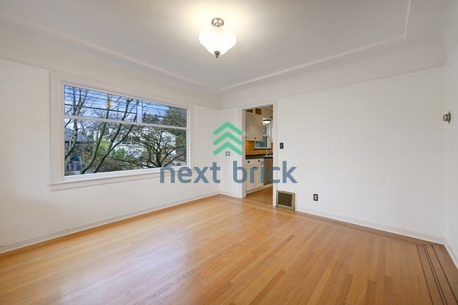 Building Photo - A classic vintage house ready to rent