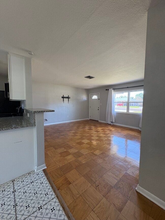 Building Photo - 611 E Edgewood Dr