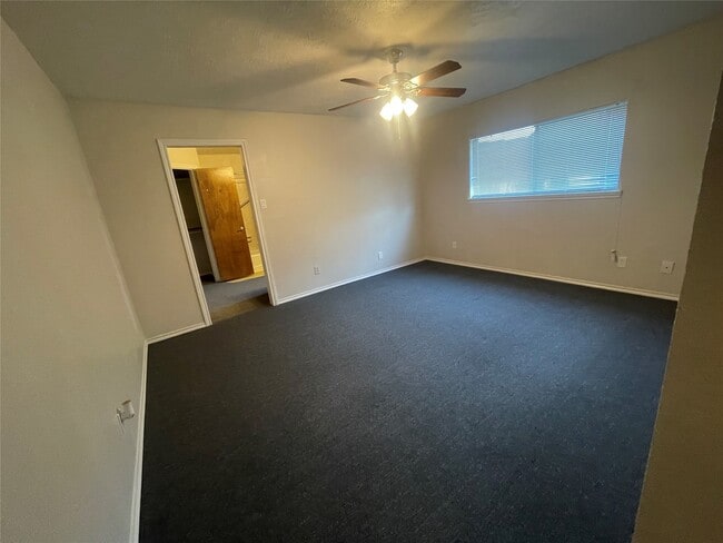 Building Photo - 302 Yorkshire Ct
