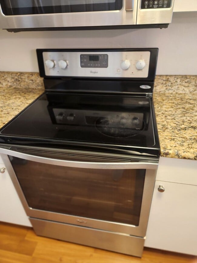 Building Photo - Move in Ready in NW Gainesville!