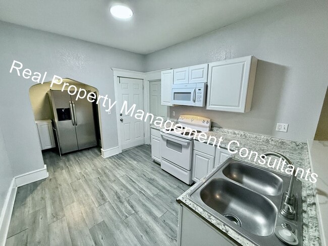 Building Photo - Renovated 2 Bedroom with Deposit Free Living via Obligo