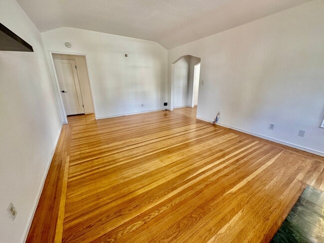 Building Photo - Remodeled 3Bed/2Bath Home in San Leandro –...