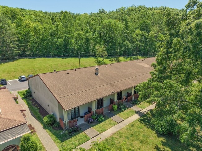 Building Photo - Discover the most affordable home in Belle Forest, located in Nashville's highly coveted 37221 zi...