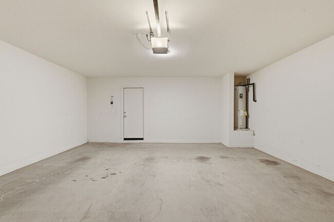 Building Photo - 4bedroom 2 bath single family home!