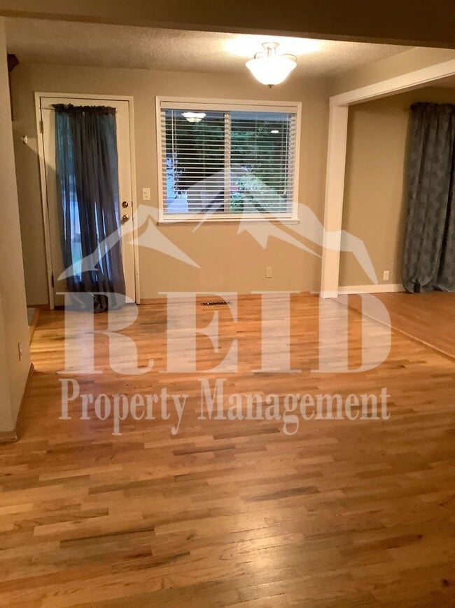 Building Photo - Central Kitsap Rambler 3 Bed 1.5 Bath 2 car garage