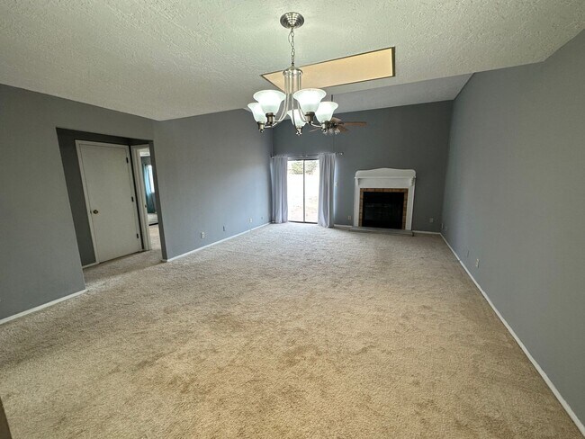 Building Photo - 3 Bedroom 2 Bathroom New flooring