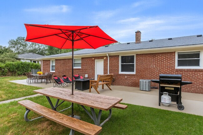 Building Photo - 8254 Mary Ann Ave