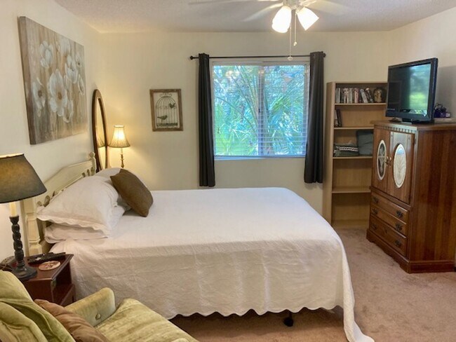 Building Photo - Captains' Lodge Old Homosassa