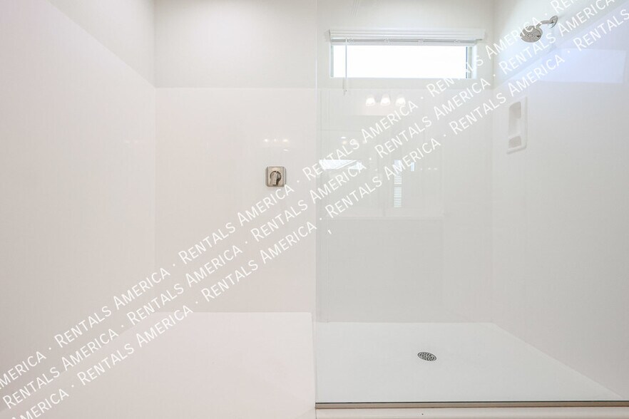 Building Photo - 1095 S Sunset Dr
