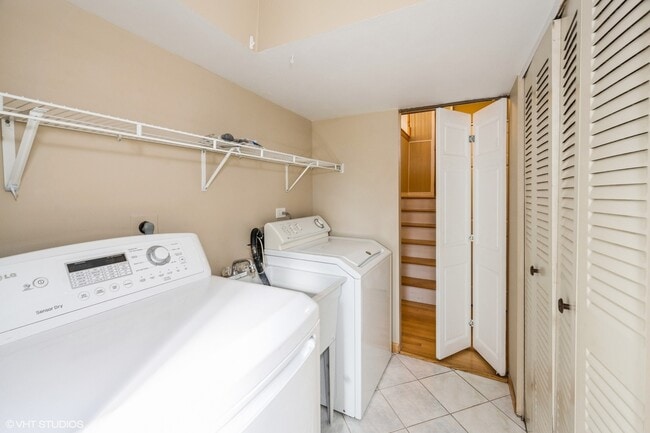 Building Photo - 829 Pinehurst Ln