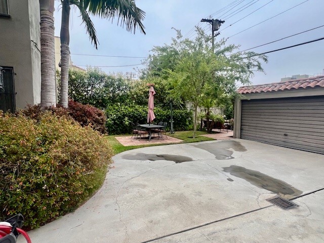 Backyard and double car garage - 1039 S Alfred St