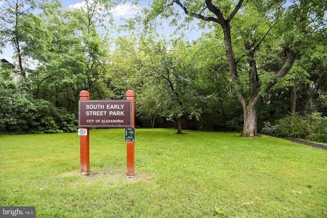 Building Photo - 3814 Woodlawn Ct