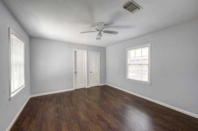 Building Photo - 126 Pamellia Dr