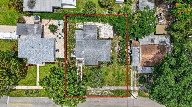 Building Photo - 841 SW 18th Ct