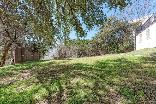 Building Photo - 13803 Lakeview Dr