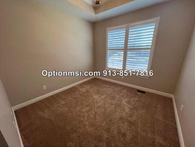 Building Photo - Blue Valley Townhome!