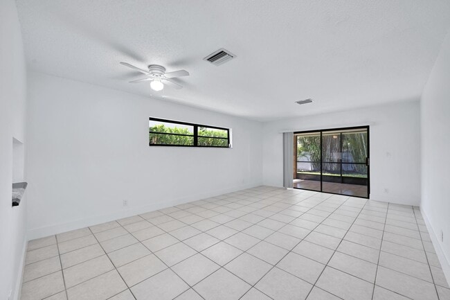 Building Photo - 498 NE 42nd St