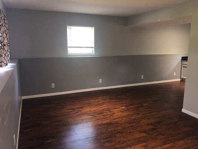 Building Photo - Beautiful Home next to Paddock Lake (3BR/1.5BA)