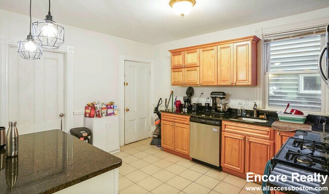 Building Photo - 13 Sachem St