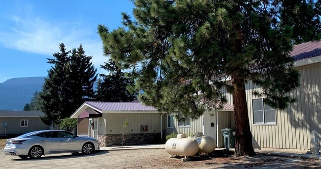 Building Photo - 2 bed 1 bath Duplex in South Hamilton with Large Shop