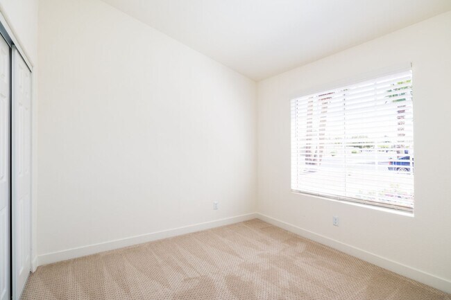 Building Photo - Beautiful updated 4 bedroom plus, 2 bath home in Chandler