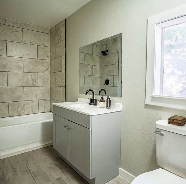 Building Photo - 1507 W 17th St