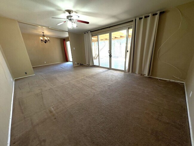 Building Photo - 3 Bedrooms 2 Bath Eastside Rental