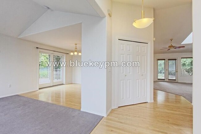 Building Photo - 4 Bed, 2 Bath Home on a Cul-de-sac in Lake...