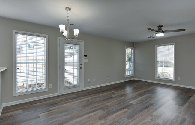 Building Photo - Beautiful 2 bed 2.5 bath Condo. Move-in Re...