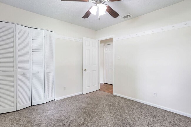 Building Photo - Adorable 3/2 on large corner lot